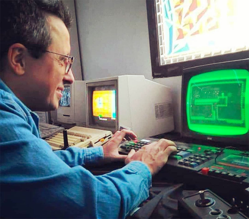 Miguel Ángel Pau en Museo del Videojuego Arcade Vintage con un Admstrad CPC 464